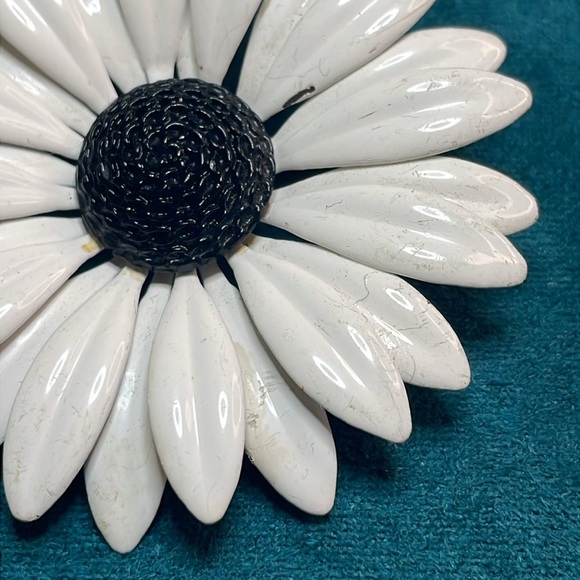Vintage Enamel White Daisy Flower Brooch - Picture 3 of 7